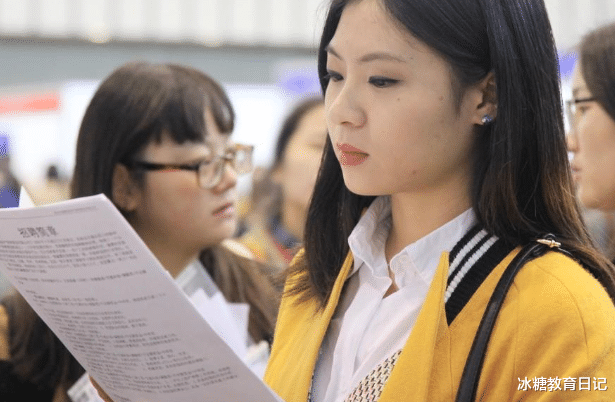 大学生迎来“新政策”，很多学生难以接受，专科生出路在哪里