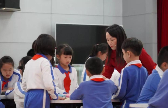深圳普通中学老师工资曝光，看完工资单，后悔当初没当老师