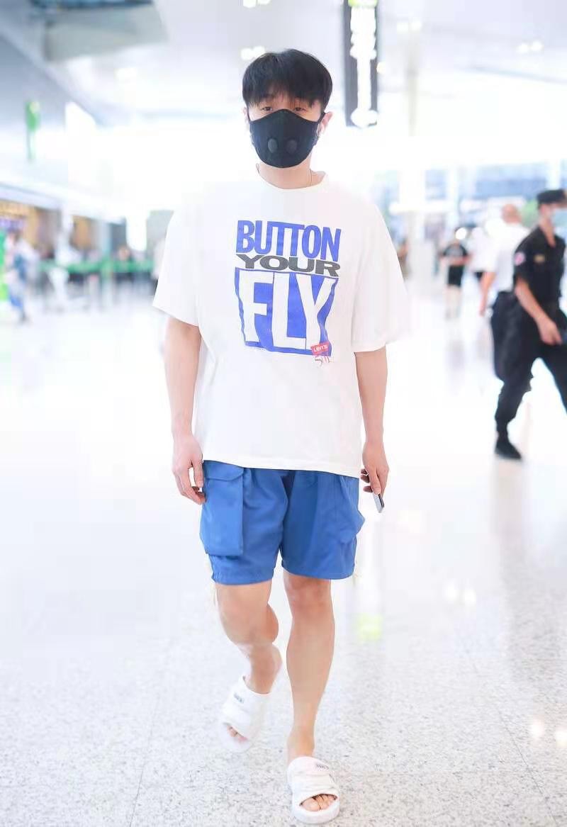 李荣浩帅气造型，T恤+条纹裤文艺时髦，他很喜欢“塞衣摆”这一招