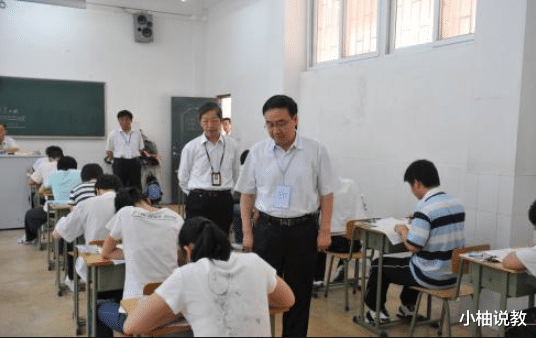 2021年高考在即，妈妈们身穿旗袍花样陪考，满满的“仪式感”