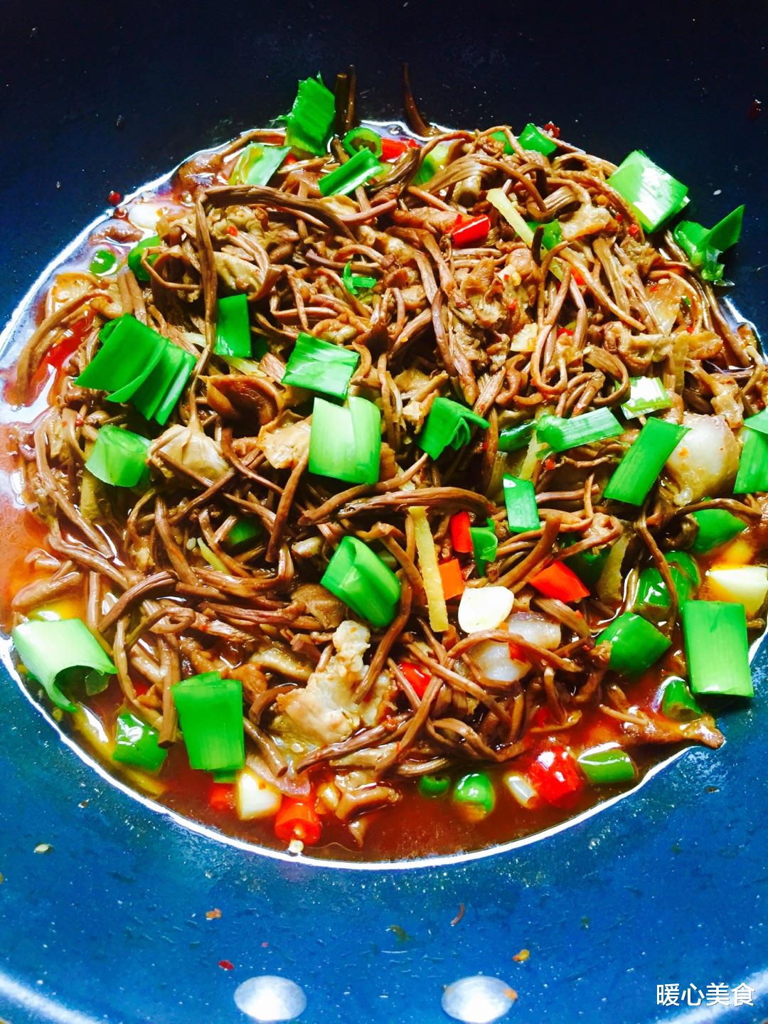 干锅茶树菇,鲜香味美,快和小编一起悄悄学习做法吧 干锅茶树菇,鲜香味美,快和小编一起悄悄学习做法吧