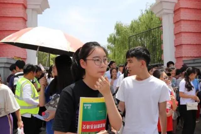 高考心态出现问题,影响三个人的未来,最冤的却是身边的两位高考 高考心态出现问题,影响三个人的未来,最冤的却是身边的两位高考