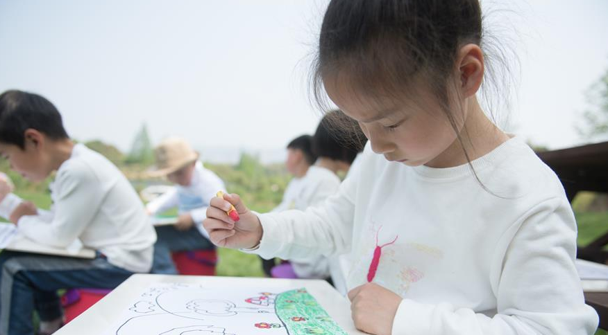 幼儿园放学时间延长到六点，解决家长的大难题，但新问题层出不穷