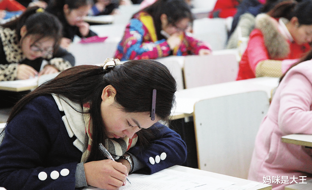 大学生毕业后是当公务员,还是考研?两者之间差距大,选择需谨慎 大学生毕业后是当公务员,还是考研?两者之间差距大,选择需谨慎