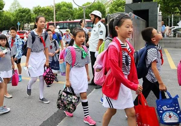 幼儿园放学时间延长到六点，解决家长的大难题，但新问题层出不穷
