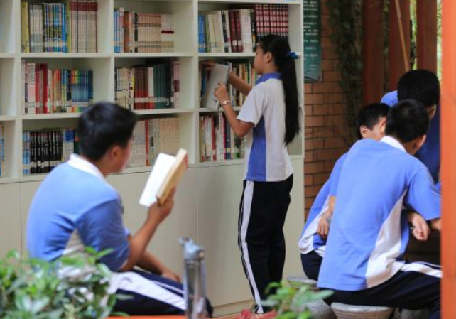 深圳普通中学老师工资曝光，看完工资单，后悔当初没当老师