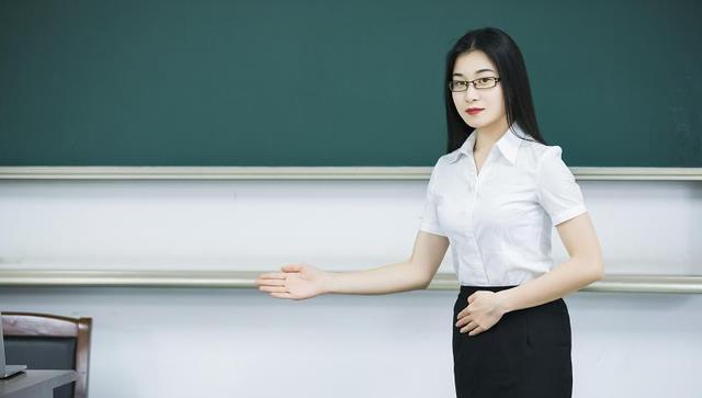 师范生当老师要考编，名校生直接录用入编，差别待遇让众人不满