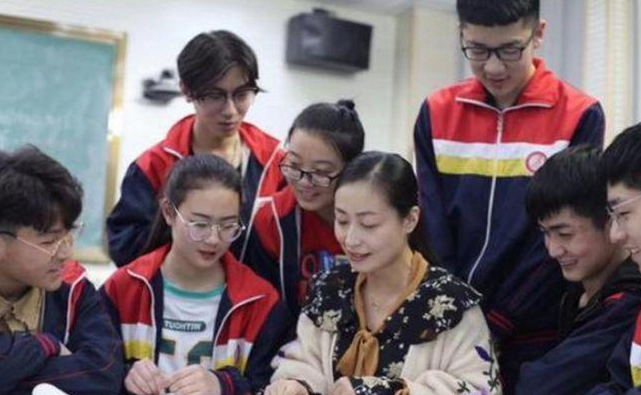 教师带薪寒暑假或将取消,和公务员一样朝九晚五,教师反应很意外 教师带薪寒暑假或将取消,和公务员一样朝九晚五,教师反应很意外