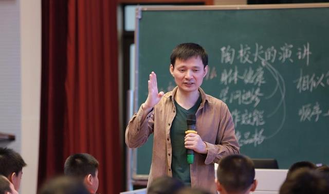 师范生当老师要考编，名校生直接录用入编，差别待遇让众人不满
