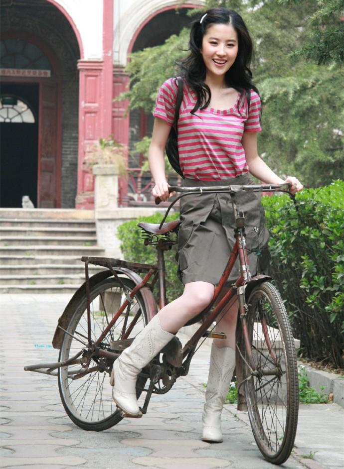 刘亦菲“骑自行车”旧照被热传，条纹T配卷发，一看就是富家小姐