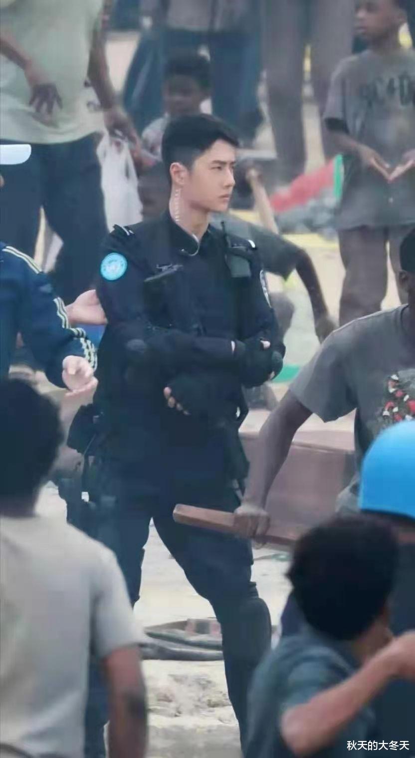 王一博警服路透曝光!造型比《冰雨火》更圈粉,合作53亿票房男主 王一博警服路透曝光!造型比《冰雨火》更圈粉,合作53亿票房男主