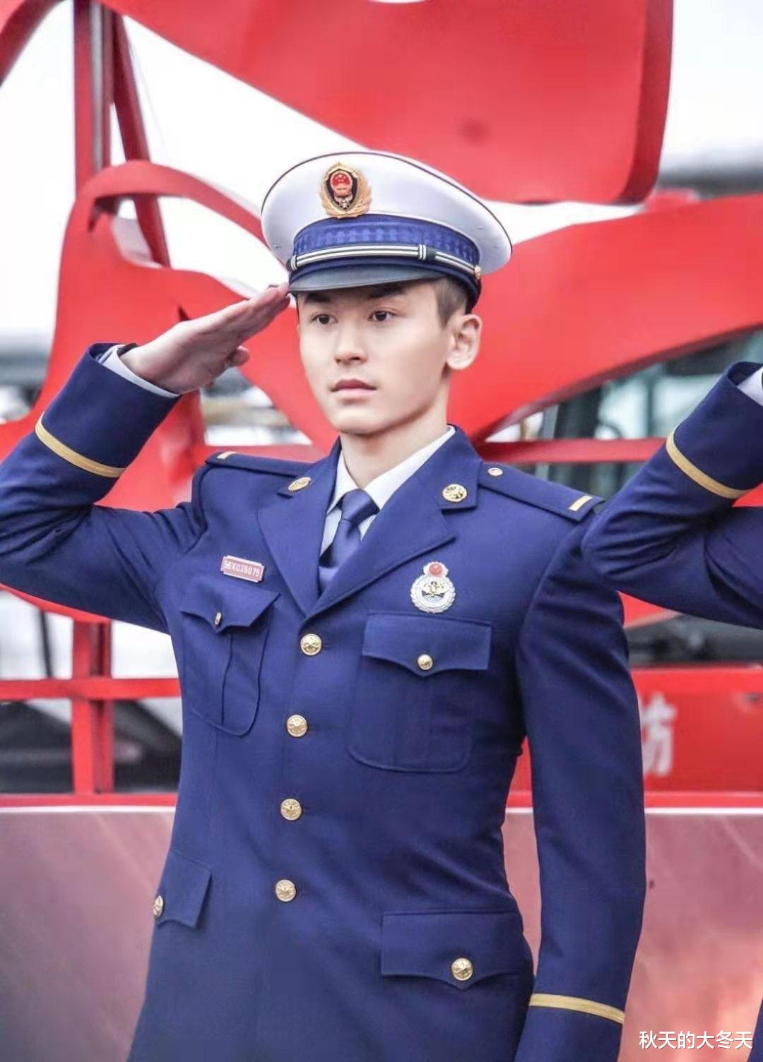 王一博警服路透曝光!造型比《冰雨火》更圈粉,合作53亿票房男主 王一博警服路透曝光!造型比《冰雨火》更圈粉,合作53亿票房男主