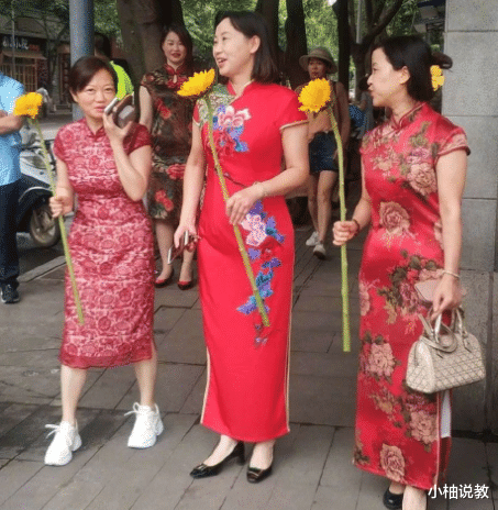 2021年高考在即,妈妈们身穿旗袍花样陪考,满满的“仪式感” 2021年高考在即,妈妈们身穿旗袍花样陪考,满满的“仪式感”
