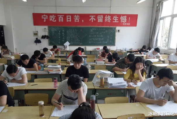 大学生迎来“新政策”，很多学生难以接受，专科生出路在哪里