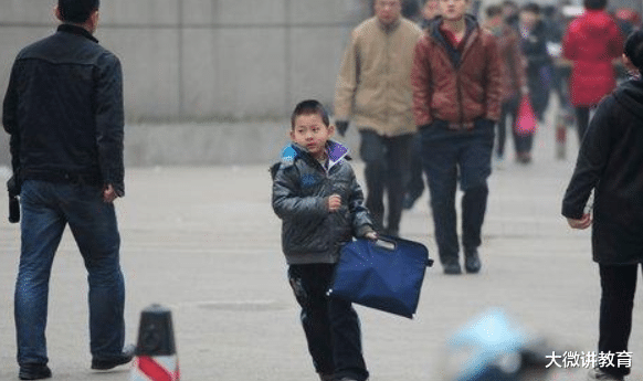 中小学生迎来好消息，教育部调整上课时间，学生能睡到自然醒了