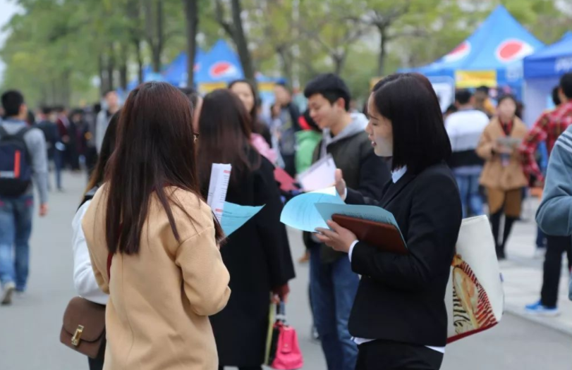 女网红称凭父母关系进985，华中科大出面解释，结果自曝成了自爆