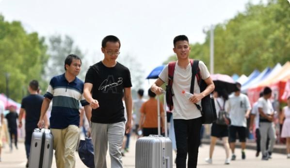 多所高校发布消息,开学时间延迟,新生报到或不准陪家长不淡定了 多所高校发布消息,开学时间延迟,新生报到或不准陪家长不淡定了