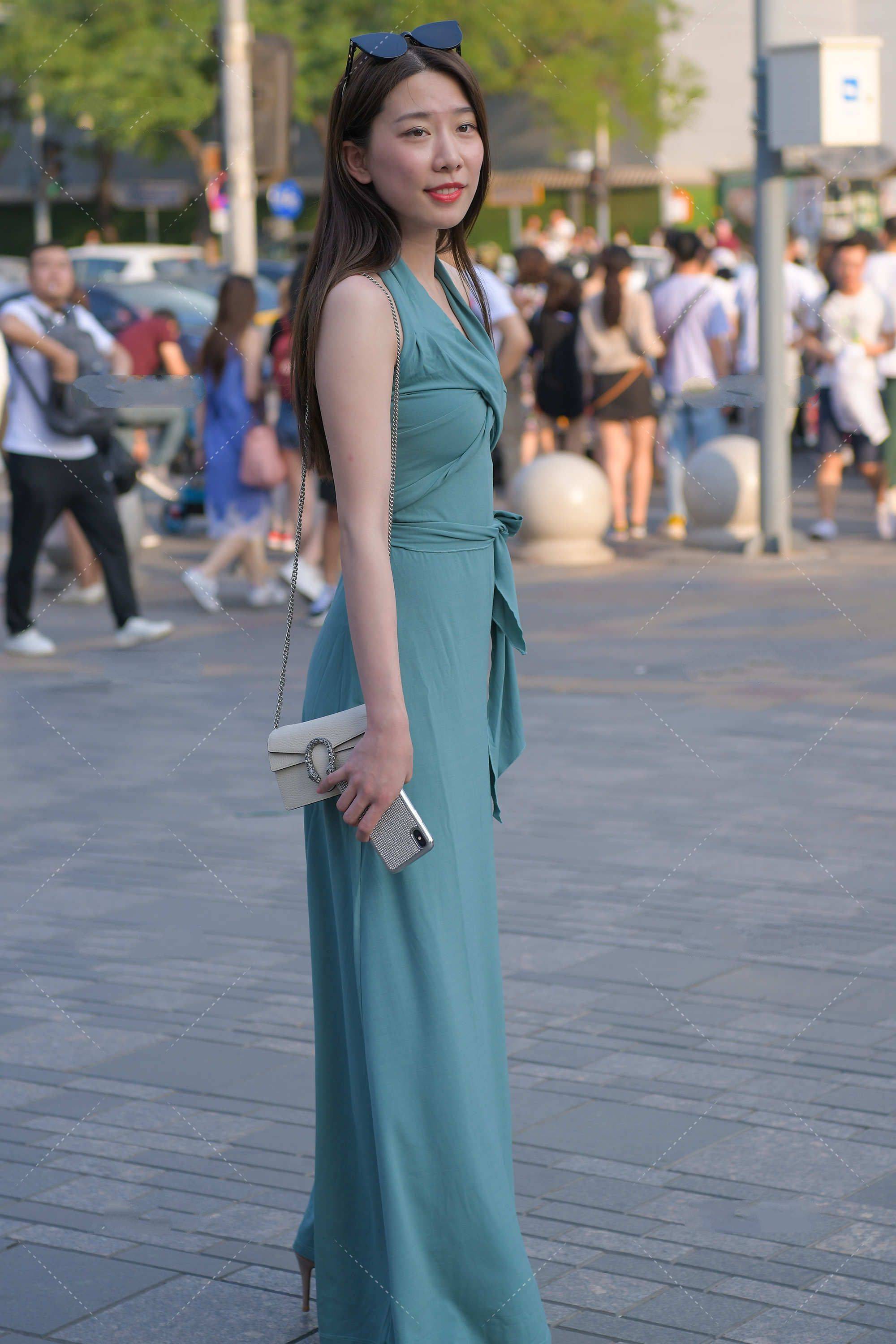 蓝绿色连衣裙显瘦又高级，搭配尖头高跟鞋，气场十足