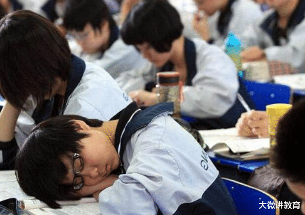 中小学生迎来好消息，教育部调整上课时间，学生能睡到自然醒了