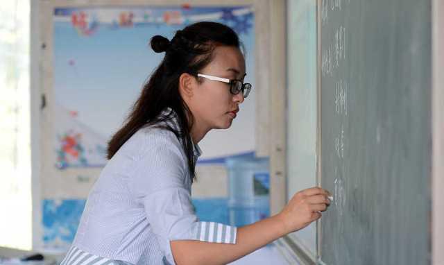 师范生当老师要考编，名校生直接录用入编，差别待遇让众人不满