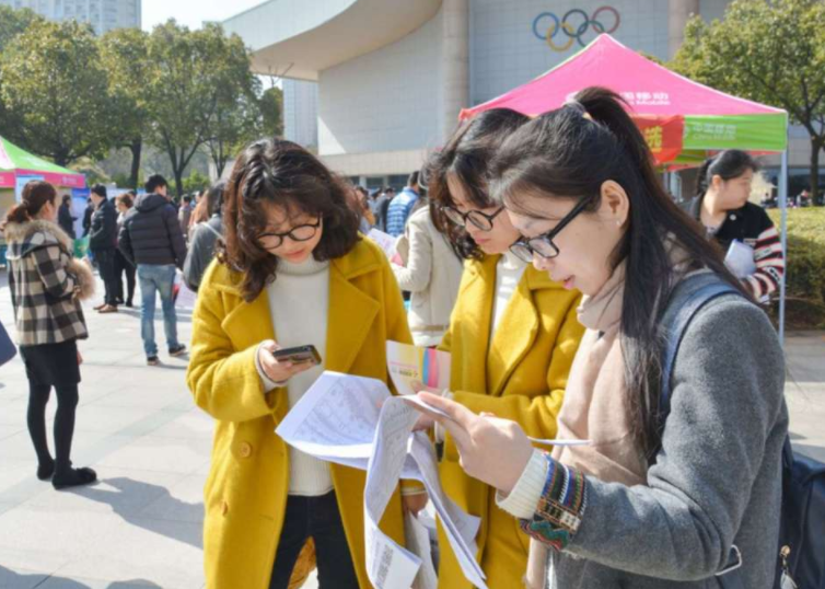 女网红称凭父母关系进985，华中科大出面解释，结果自曝成了自爆
