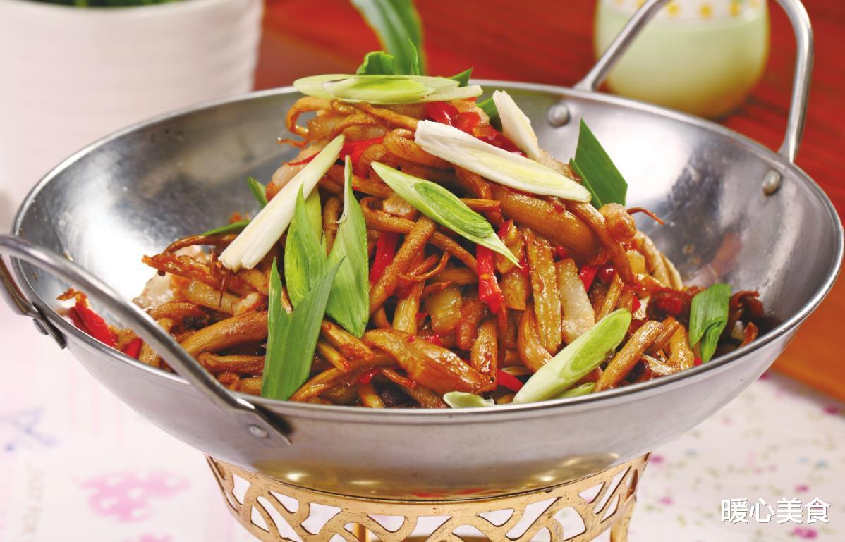 干锅茶树菇，鲜香味美，快和小编一起悄悄学习做法吧
