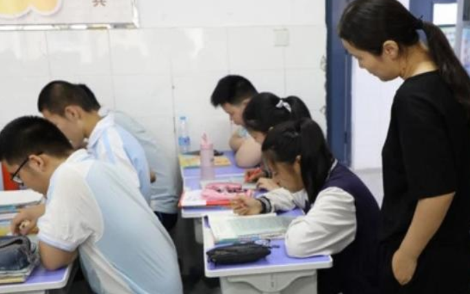 教师带薪寒暑假或将取消，和公务员一样朝九晚五，教师反应很意外