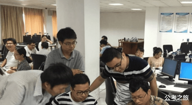 教师或将取消带薪寒暑假,实行朝九晚五工作制,不同群体不同看法 教师或将取消带薪寒暑假,实行朝九晚五工作制,不同群体不同看法