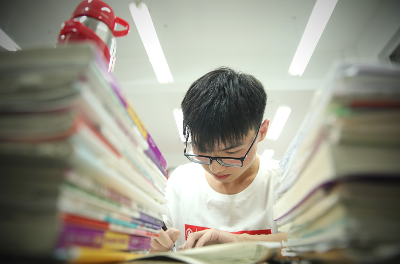 朋友圈晒985大学录取通知书,亲戚留言不让去:就是个野鸡大学 朋友圈晒985大学录取通知书,亲戚留言不让去:就是个野鸡大学