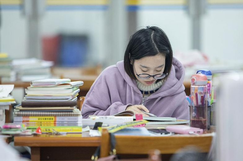 大学辅导员工资曝光，难怪名校博士也抢着去当，金额属实叫人羡慕