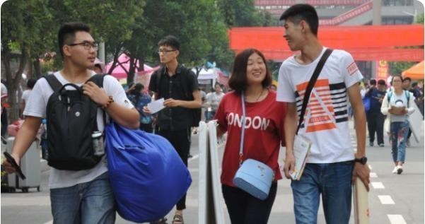 多所高校发布消息，开学时间延迟，新生报到或不准陪家长不淡定了