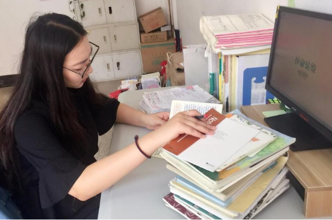 教师带薪寒暑假或将取消，和公务员一样朝九晚五，教师反应很意外
