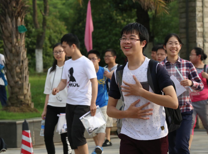 朋友圈晒985大学录取通知书,亲戚留言不让去:就是个野鸡大学 朋友圈晒985大学录取通知书,亲戚留言不让去:就是个野鸡大学