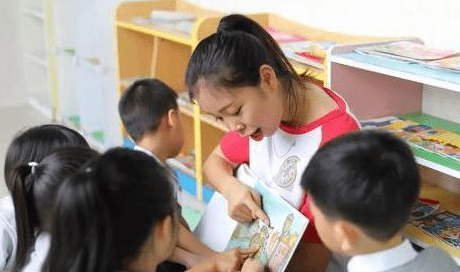 幼儿园放学时间延长到六点，解决家长的大难题，但新问题层出不穷