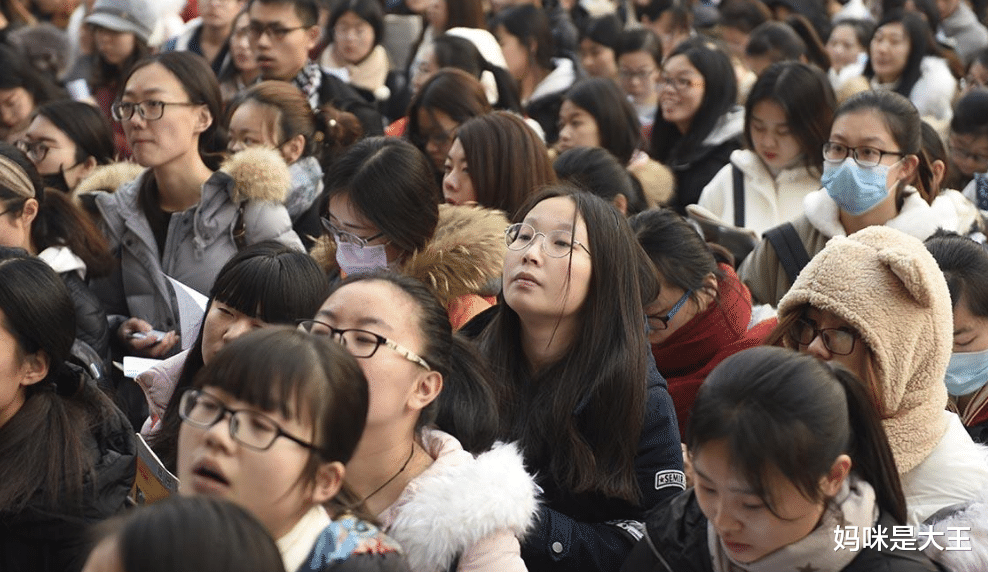 大学生毕业后是当公务员,还是考研?两者之间差距大,选择需谨慎 大学生毕业后是当公务员,还是考研?两者之间差距大,选择需谨慎