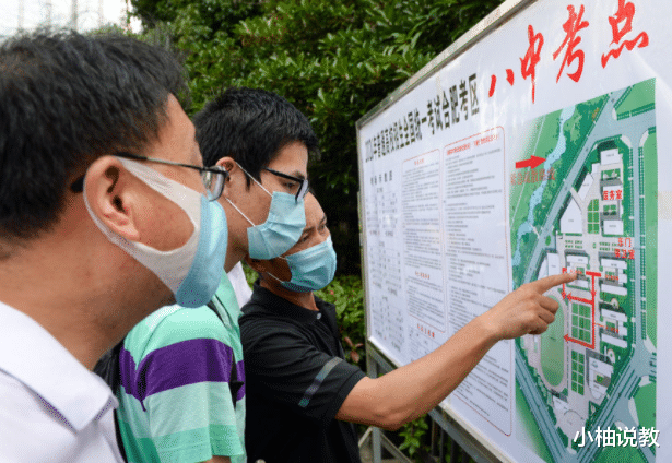 2021年高考在即，妈妈们身穿旗袍花样陪考，满满的“仪式感”