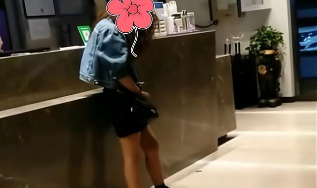 酒店内一对男女相拥告别,互打电话给老公老婆,对话内容让人无语