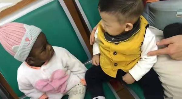 宝宝第一次见非洲小朋友,“怀疑”的眼神笑翻网友:我是谁,我在哪?