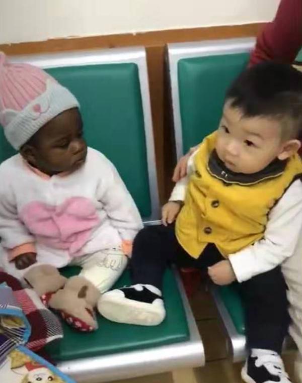 宝宝第一次见非洲小朋友,“怀疑”的眼神笑翻网友:我是谁,我在哪?