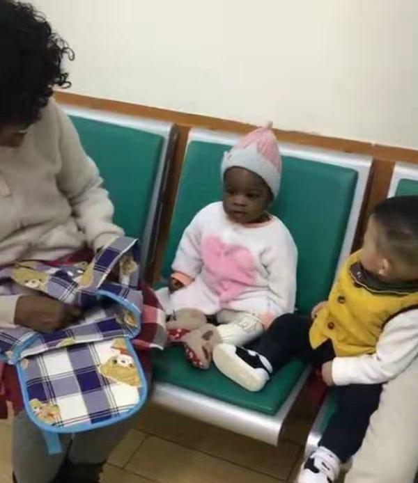 宝宝第一次见非洲小朋友,“怀疑”的眼神笑翻网友:我是谁,我在哪?