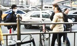 学生拍私车占道是