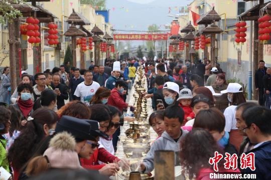 青海: 游客免费品尝180个农家土火锅