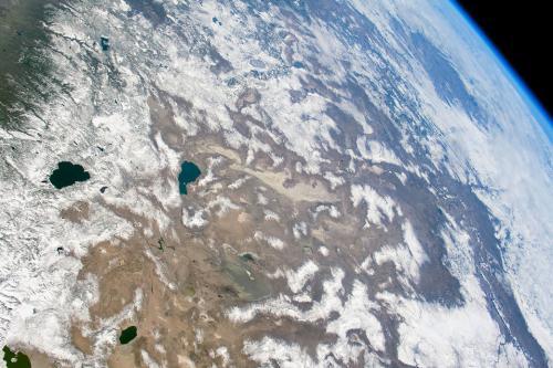 宇航员俯瞰大地: 天气澄澈视野宽 山脉白雪皑皑