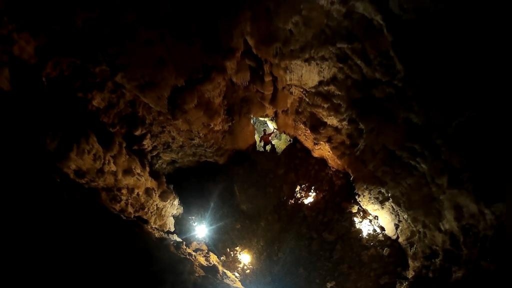 地下一万米什么样子，没有空气和氧气，很难有生物能够成功存活