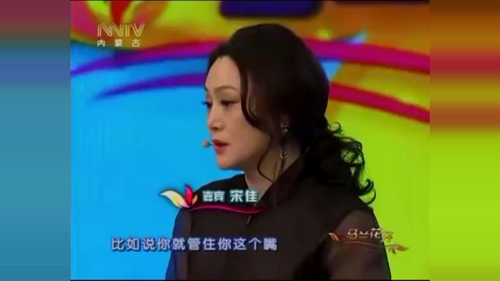 演员宋佳上台就拥抱王为念，直言崇拜他，王为念激动坏了