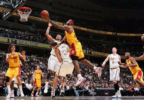 詹姆斯史上篮下终结能力最强外线球员! 命中率