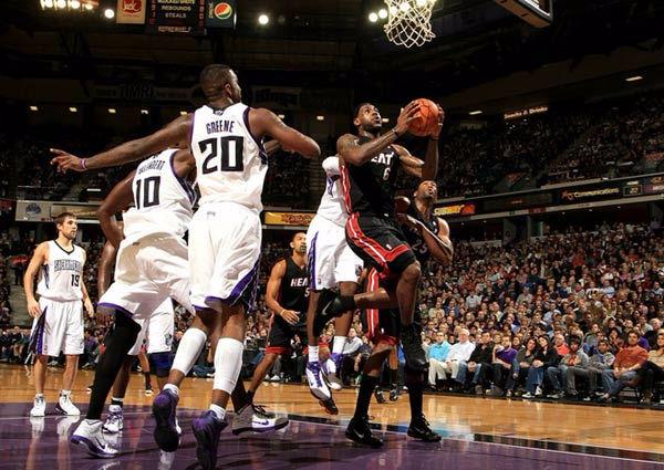 詹姆斯史上篮下终结能力最强外线球员! 命中率