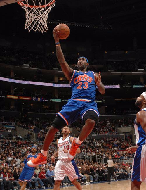 詹姆斯史上篮下终结能力最强外线球员! 命中率