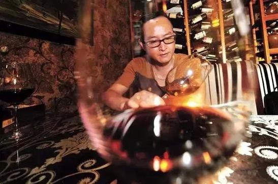 边喝葡萄酒边摇酒杯只是为了装逼么? - Simply