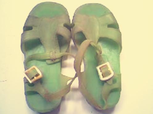 还记得小时候穿过的塑料凉鞋吗? 带子断了自己